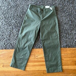 Old Navy NWT Army Green Straight Leg Cropped Pants Size 2
